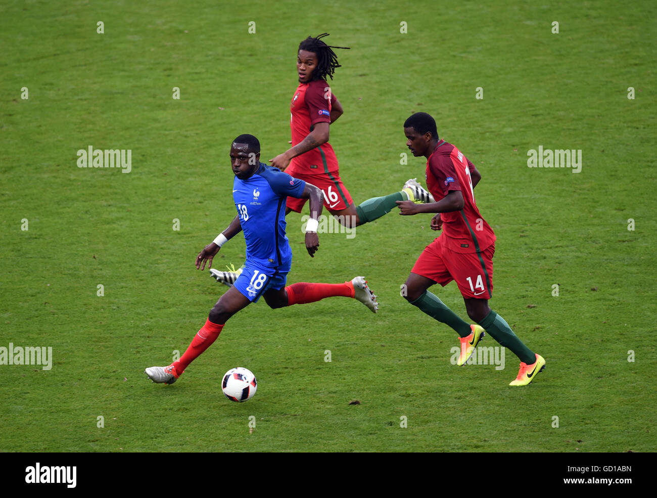 France's Moussa Sissoko (left) battles for the ball with Portugal's Renato Sanches and William Carvalho (right) the UEFA Euro 2016 Final at the Stade de France, Paris. Stock Photo