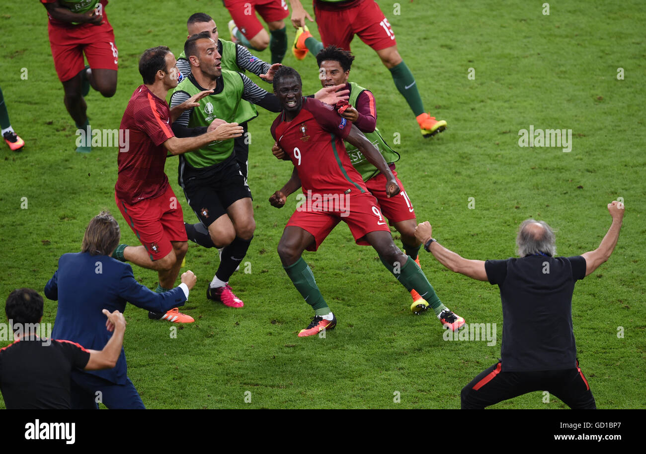 Portugal players celebrate after Eder (centre) scores his side's first goal of the game during the UEFA Euro 2016 Final at the Stade de France, Paris. Stock Photo
