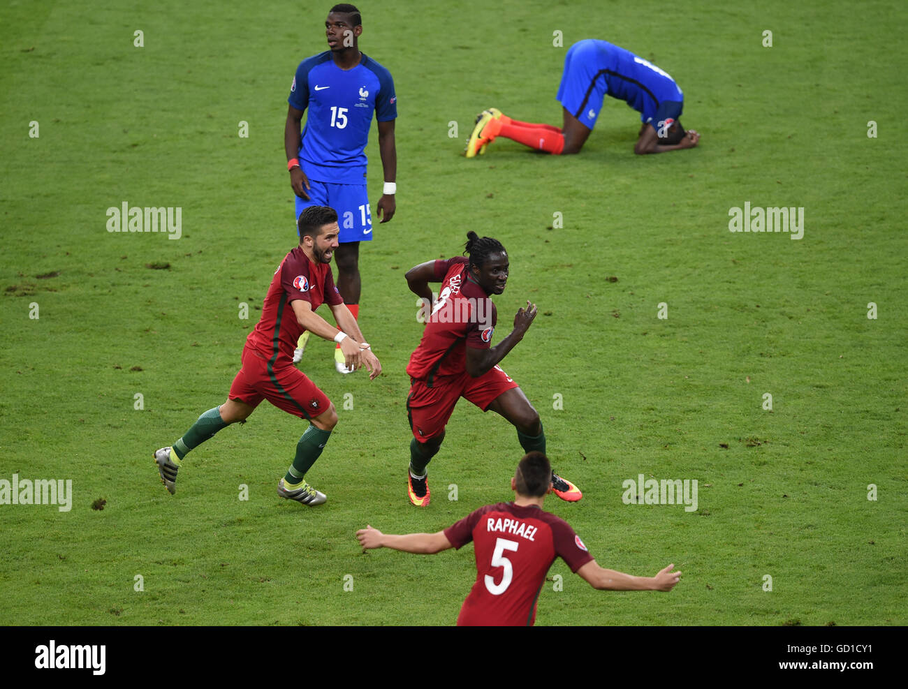 Portugal players celebrate after Eder (right) scores his side's first goal of the game during the UEFA Euro 2016 Final at the Stade de France, Paris. Stock Photo