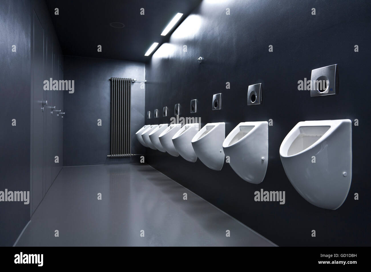Urinals mounted in a row, modern, men's lavatory, bathroom, toilet Stock Photo Alamy