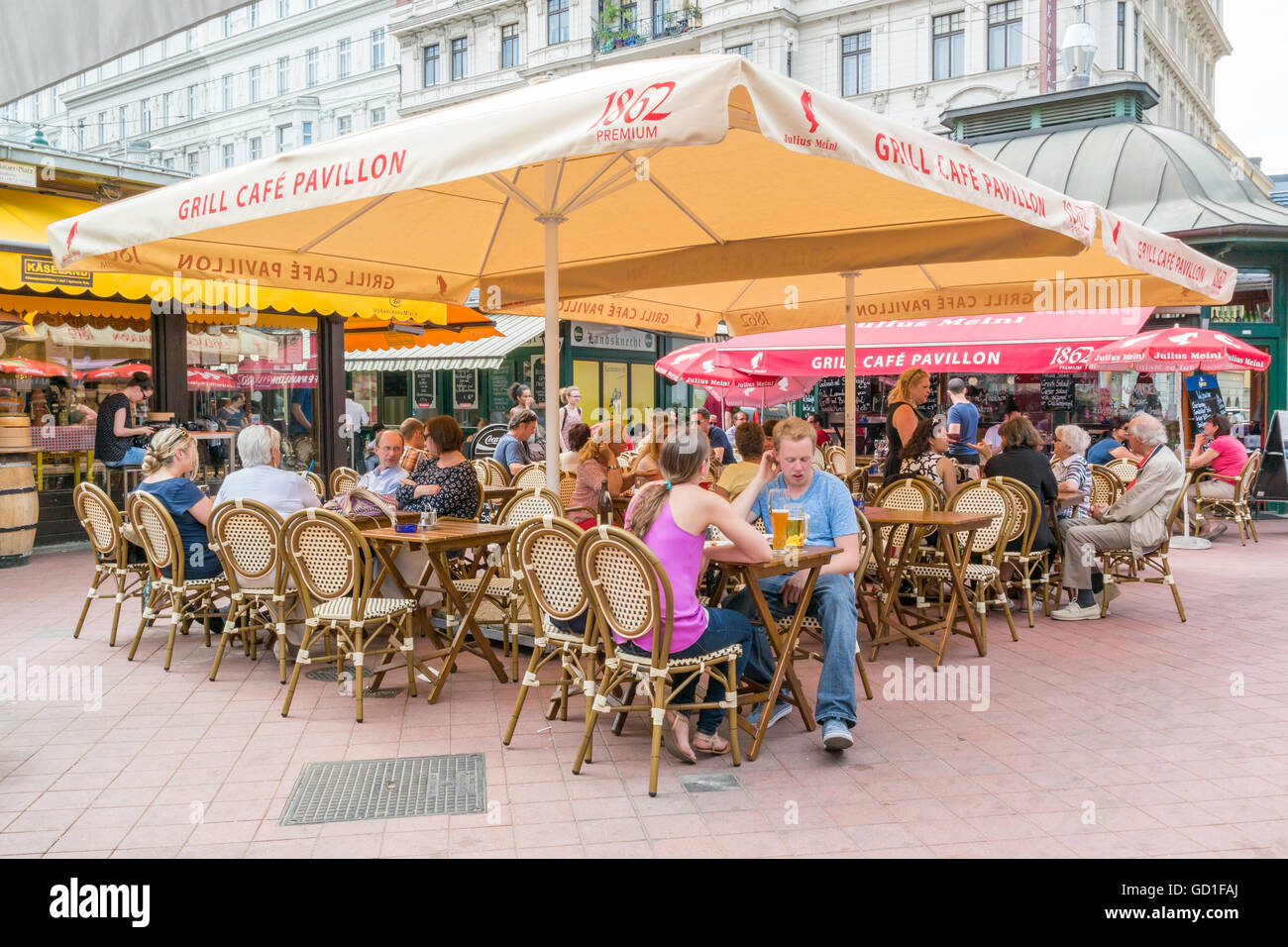 People having drinks on outdoor terrace of cafe on Naschmarkt in Vienna, Austria Stock Photo