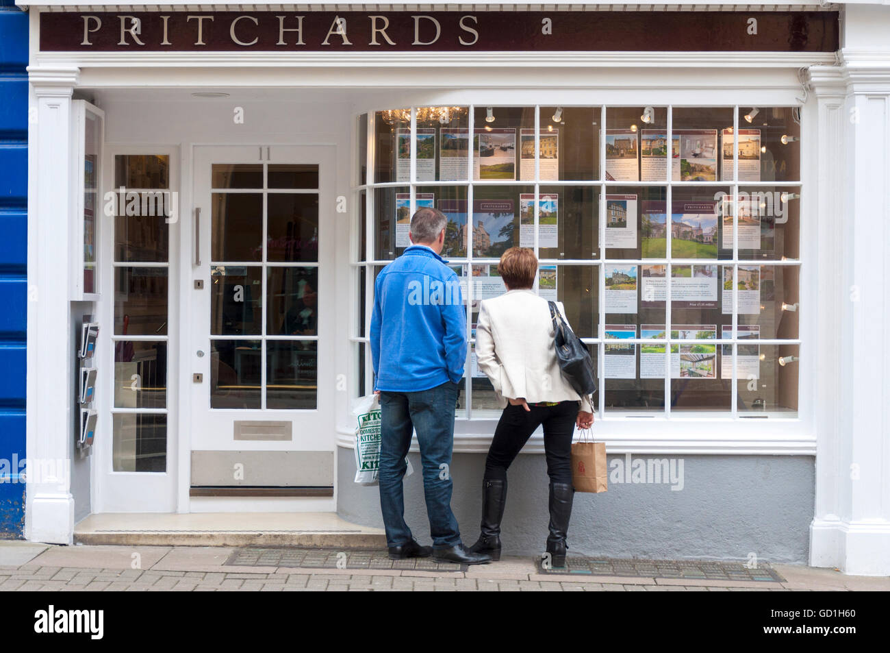 Couple looking into Pritchards Estate Agent window in Bath, Somerset