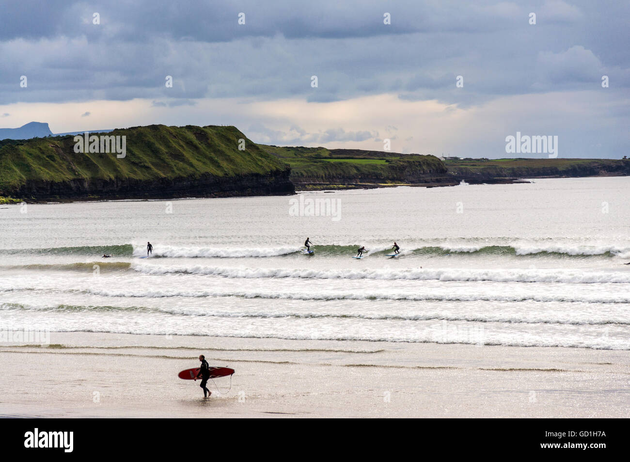 Surfing waves at Rossnowlagh beach, Donegal Bay, County Donegal, Ireland Stock Photo
