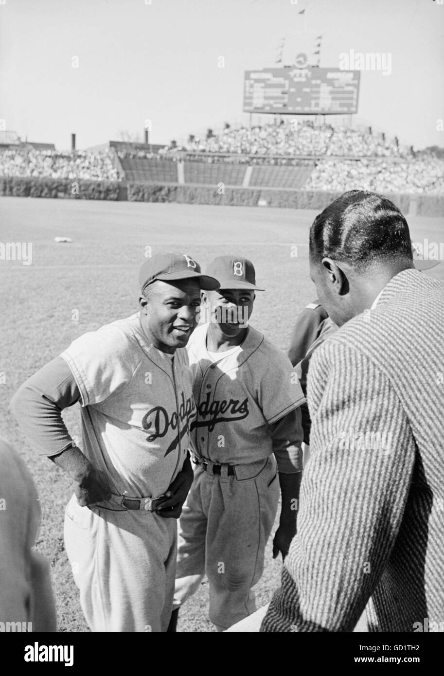 Jackie Robinson and Hank Aaron speak to Nat King Cole Stock Photo