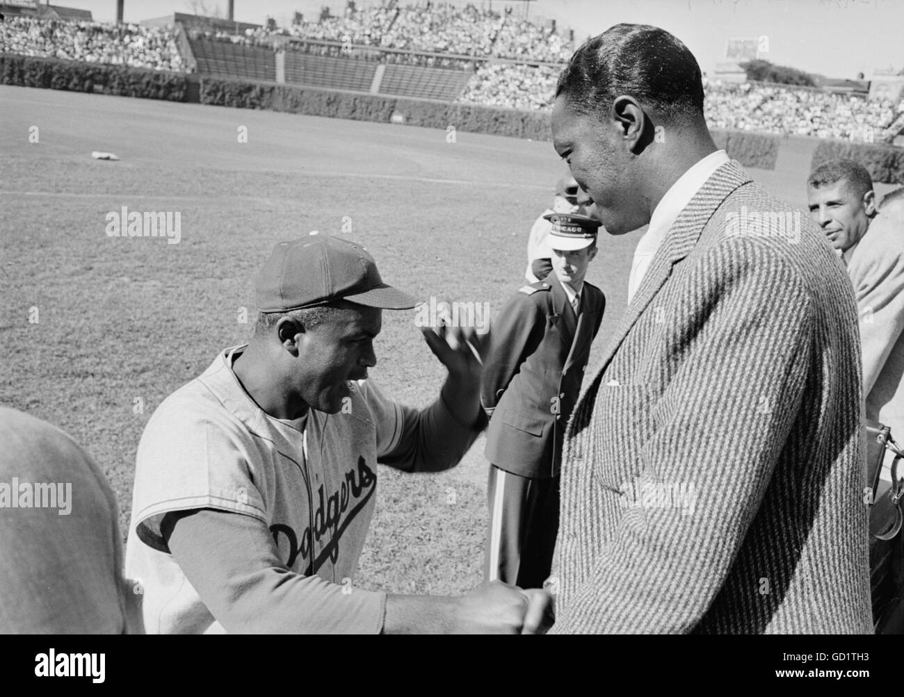 Jackie Robinson takes a moment to speak to Nat King Cole Stock Photo