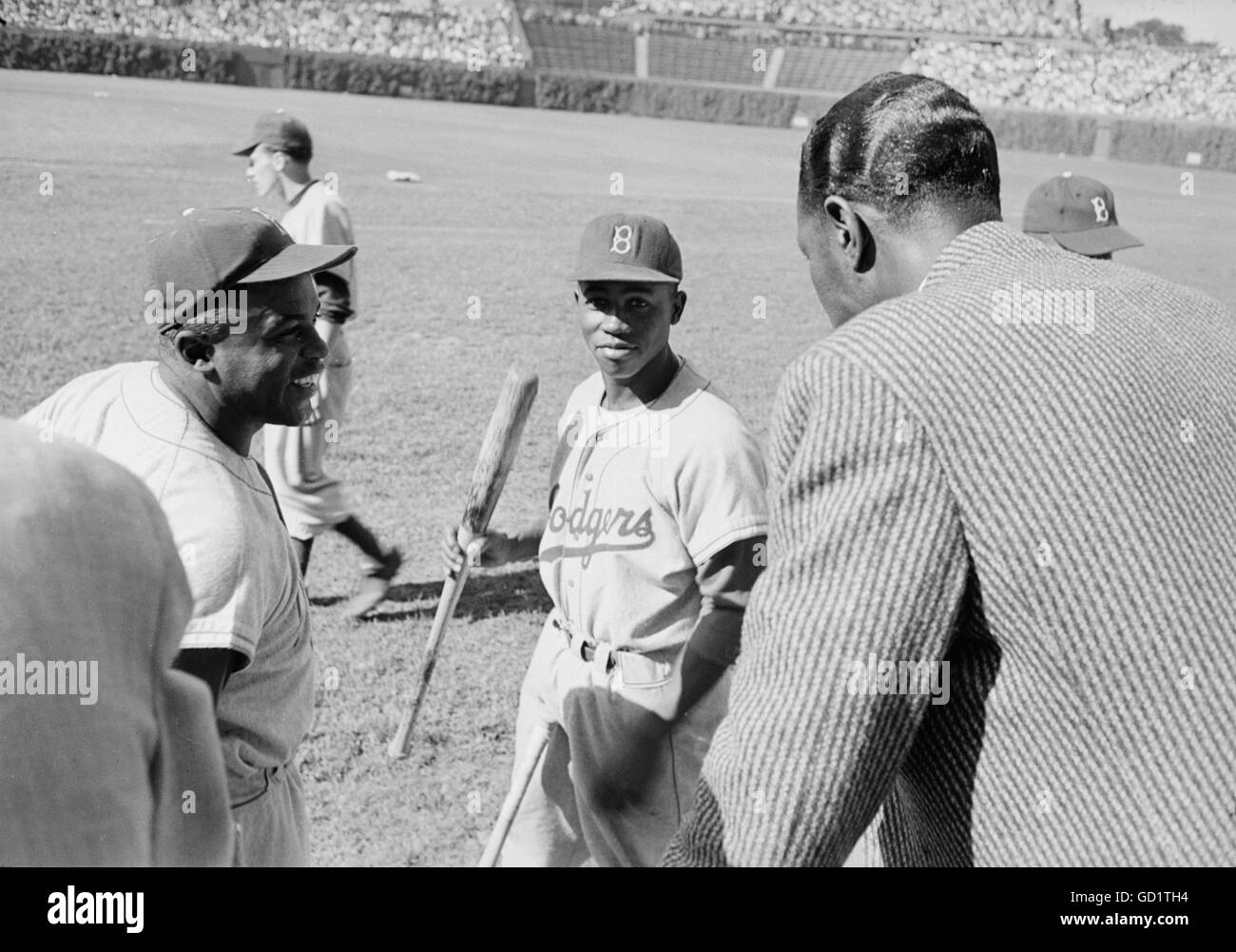 Jackie Robinson and Hank Aaron speak to Nat King Cole Stock Photo