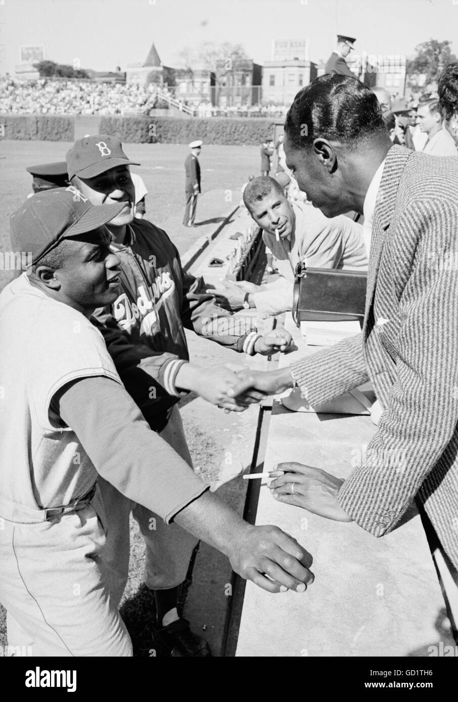 Jackie Robinson and Don Newcombe speak to Nat King Cole Stock Photo