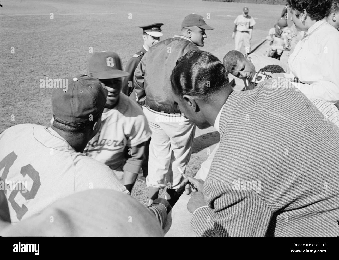 Jackie Robinson and Hank Aaron speaking to Nat King Cole Stock Photo