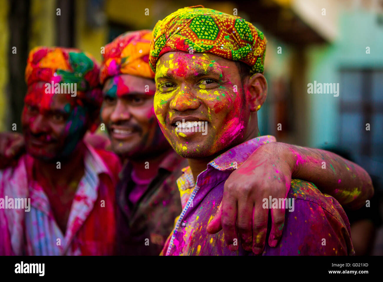 Men throwing colored pigment, Holi Festival, Vrindavan, Uttar Pradesh, India, Asia Stock Photo