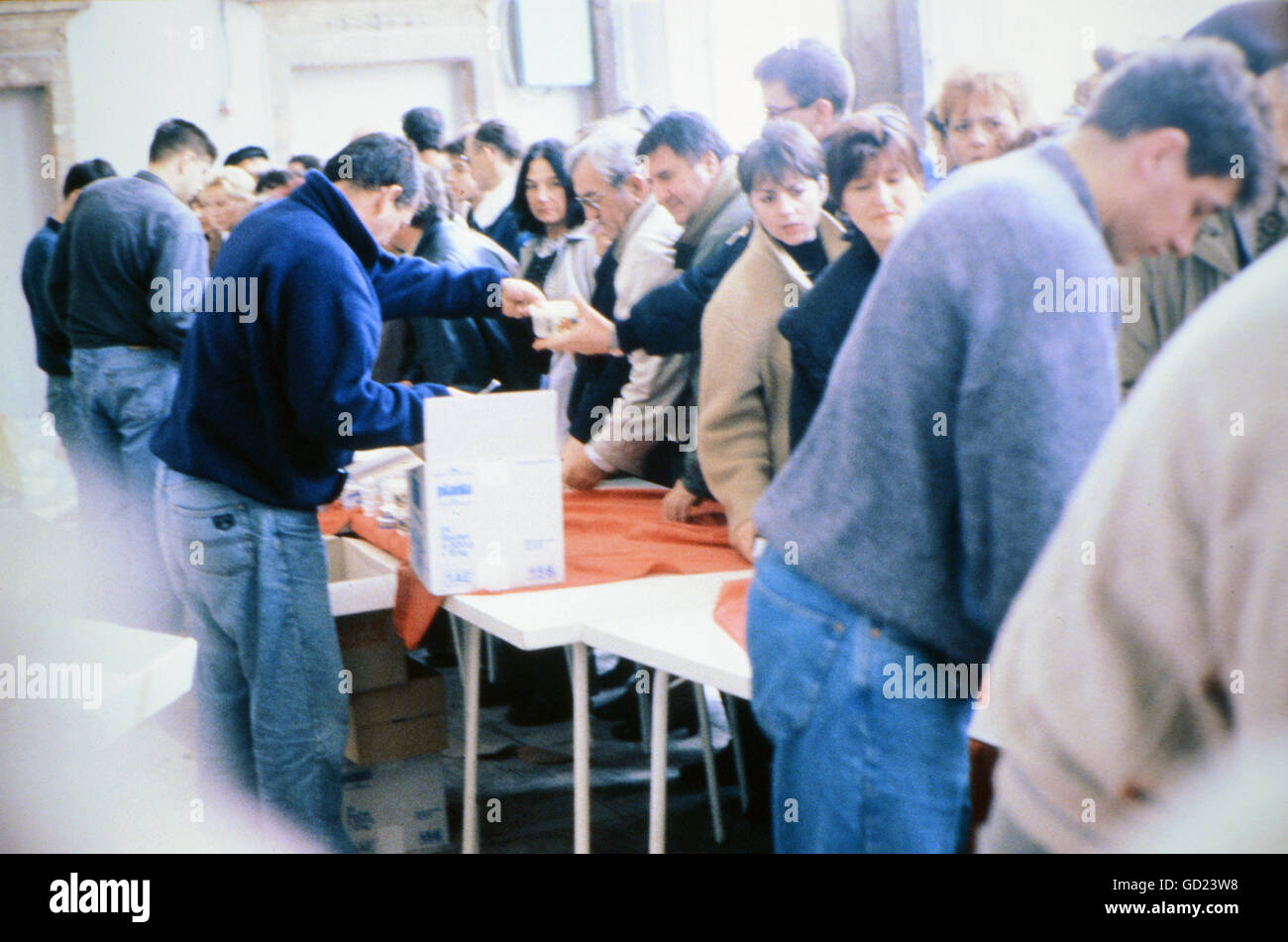 events, Croatian War of Independence 1991 - 1995, crowd at the market at Diocletian's Palace, Split, 21.12.1992, Yugoslavia, Yugoslav Wars, Balkans, conflict, people, misery, lack of supply, trade, 1990s, 90s, 20th century, historic, historical, Additional-Rights-Clearences-Not Available Stock Photo