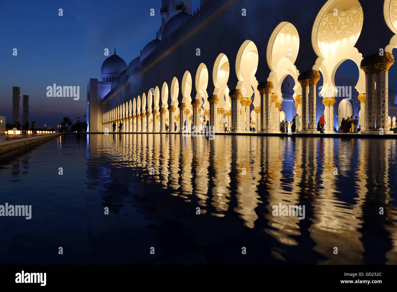Sheikh Zayed Mosque at dusk, Abu Dhabi, United Arab Emirates, Middle East Stock Photo