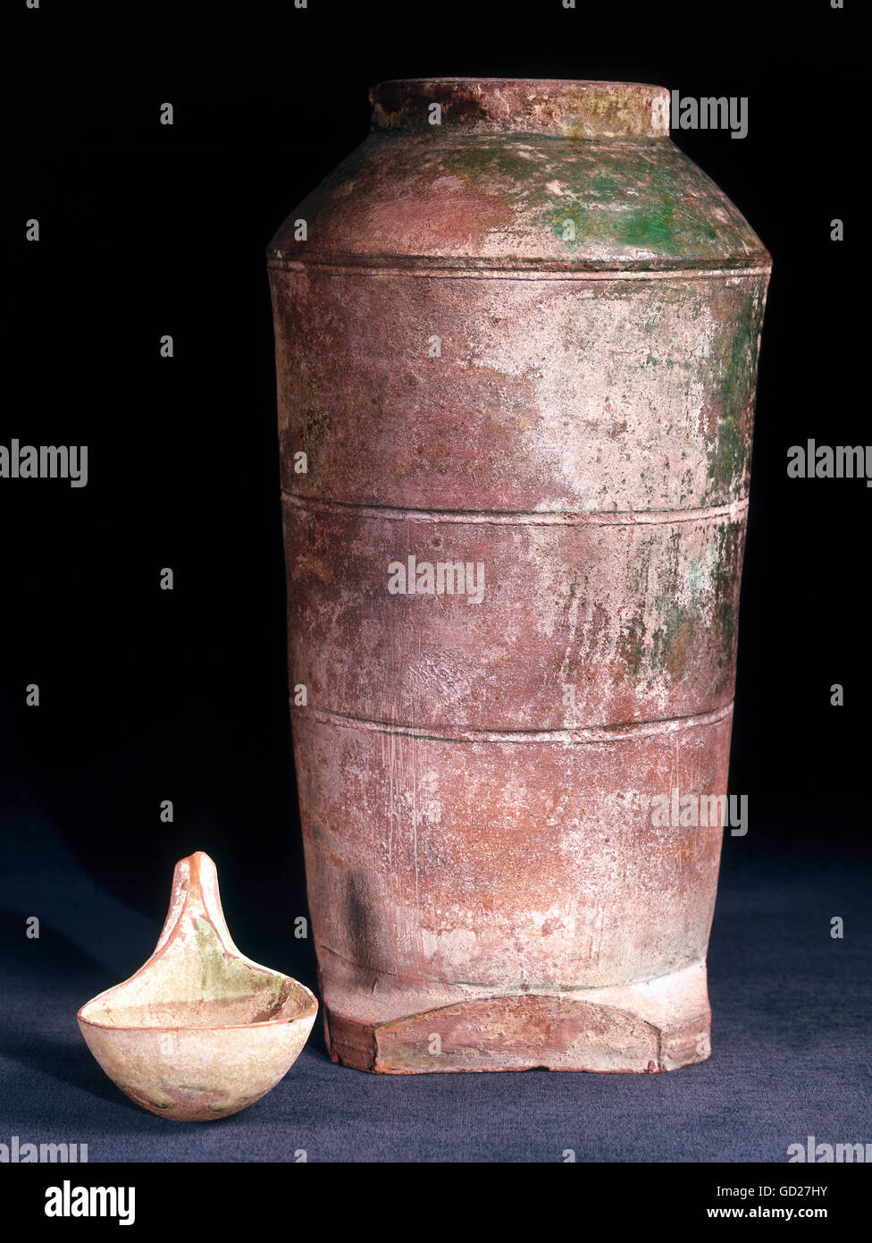 fine arts, China, Han dynasty, stoneware, granary, earthenware vessel for rice storage, high fired shard with carved string decoration, height: 30,5 cm, left: small dipper, red shards with iridized green glaze, T'ang dynasty, diameter 7 cm, private collection, , Artist's Copyright has not to be cleared Stock Photo