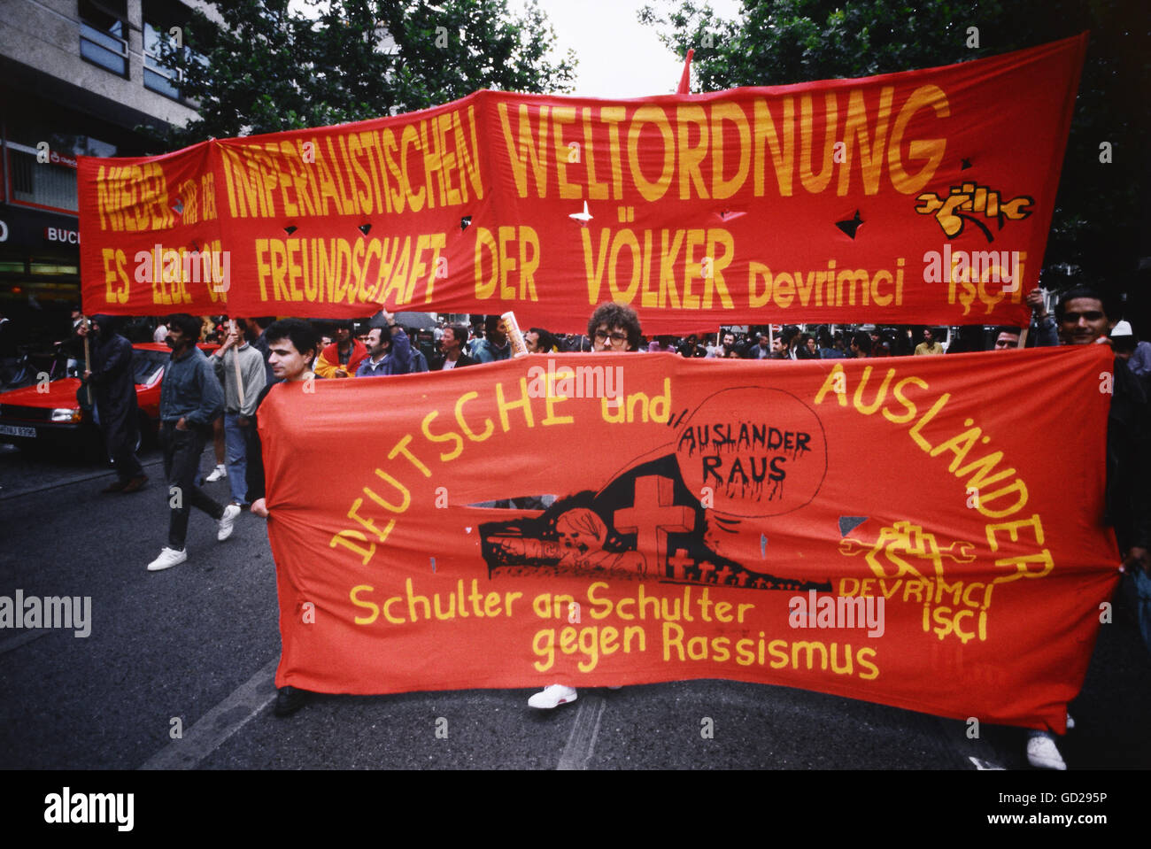 geography / travel, Germany, politics, demonstrations, demonstration against the G-7 summit in Munich,  6.7.1992, banners 'Deutsche und Auslaender Schulter an Schulter gegen Rassismus' ('Germans and Foreigners sholder to sholder against racism') and 'Nieder mit der Imperialistischen Weltordnung. Es lebe die Freiheit der Voelker' ('Down with the Imperialistic World Order, long live the Freedom of the People'), Additional-Rights-Clearences-Not Available Stock Photo