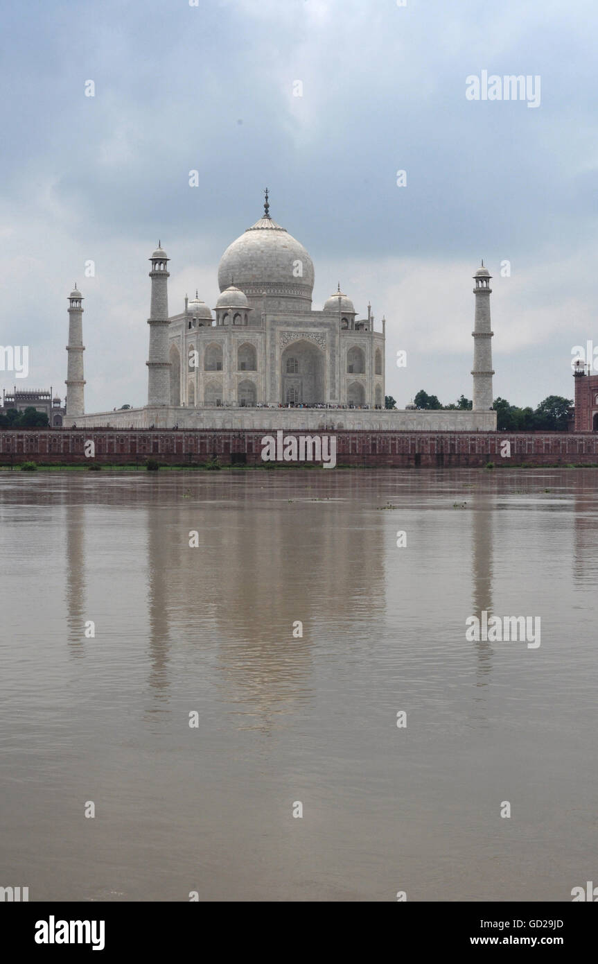 Mahu Mahal The Taj Mahal is a white marble mausoleum in Agra, built by Mughal ...