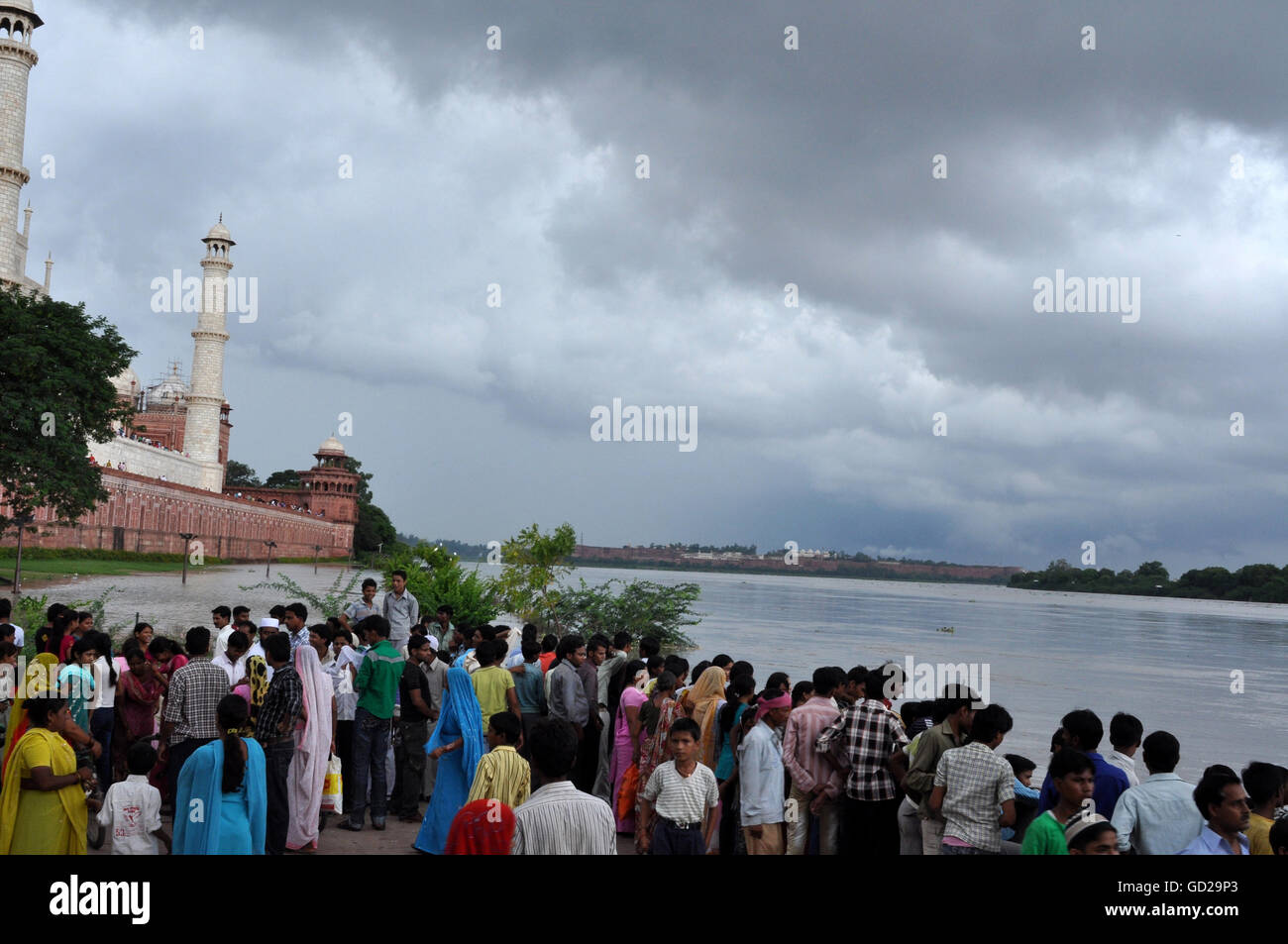 Mahu Mahal The Taj Mahal is a white marble mausoleum in Agra, built by Mughal ...