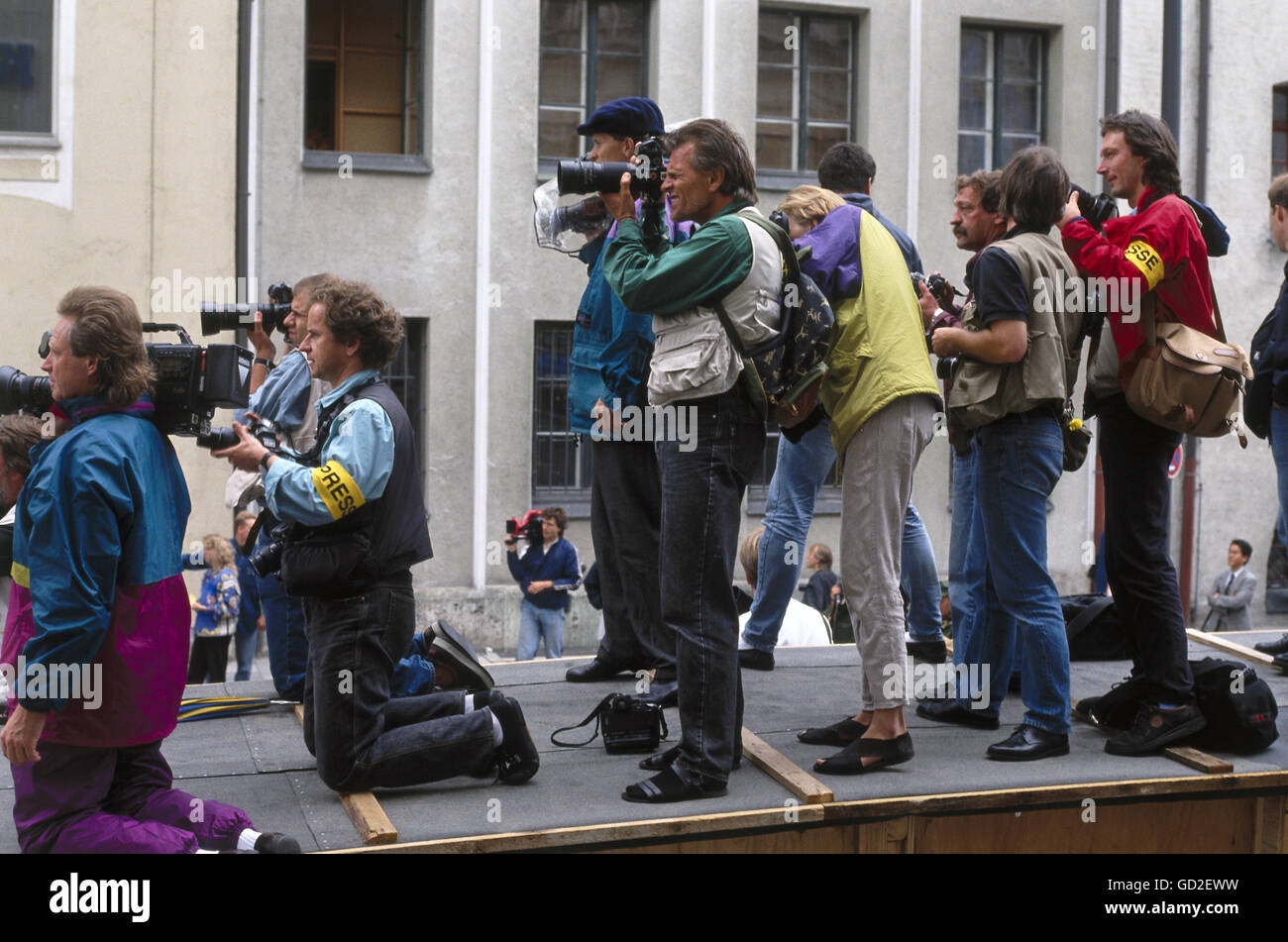 politics, conferences, G-7 summit, Munich, 6.- 8.7.1992, photographers on a pedestal 6.7.1992, journalists, press, G7 conference, people, Bavaria, Germany, 1990s, 90s, 20th century, historic, historical, Additional-Rights-Clearences-Not Available Stock Photo
