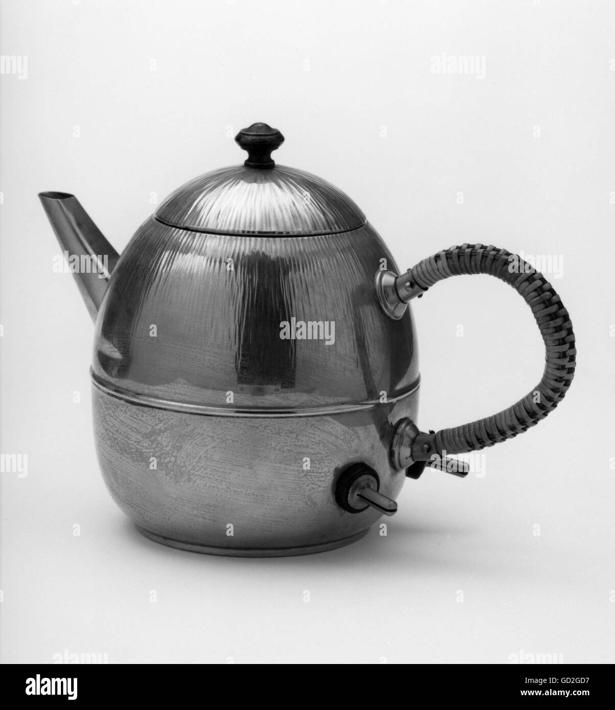 https://c8.alamy.com/comp/GD2GD7/household-kitchen-and-kitchenware-tea-kettle-circa-1908-additional-GD2GD7.jpg