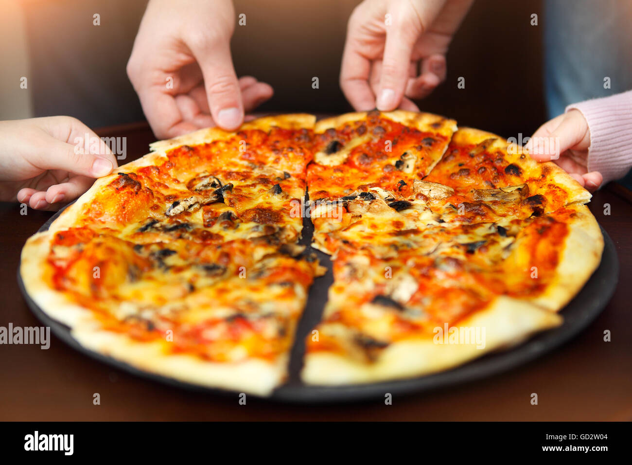 Family eating from take hi-res stock photography and images - Alamy