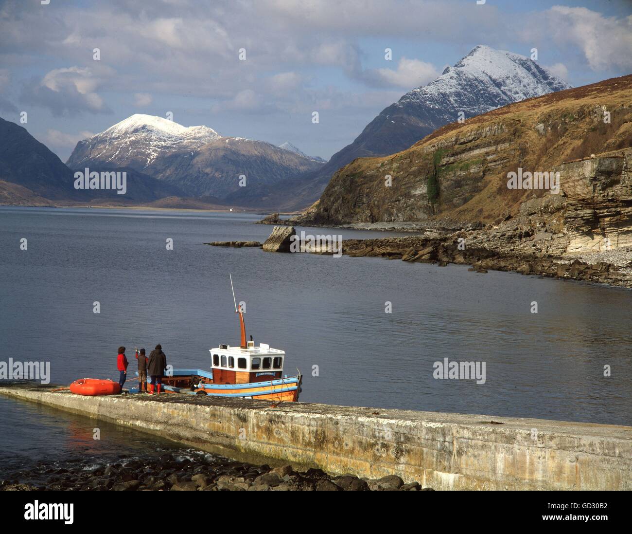 Scotland, Skye.Fishing boat on the jetty at Elgol on Loch Scavaig, Cuillin Hills with the great bulk of Blaven on the right. Cir Stock Photo