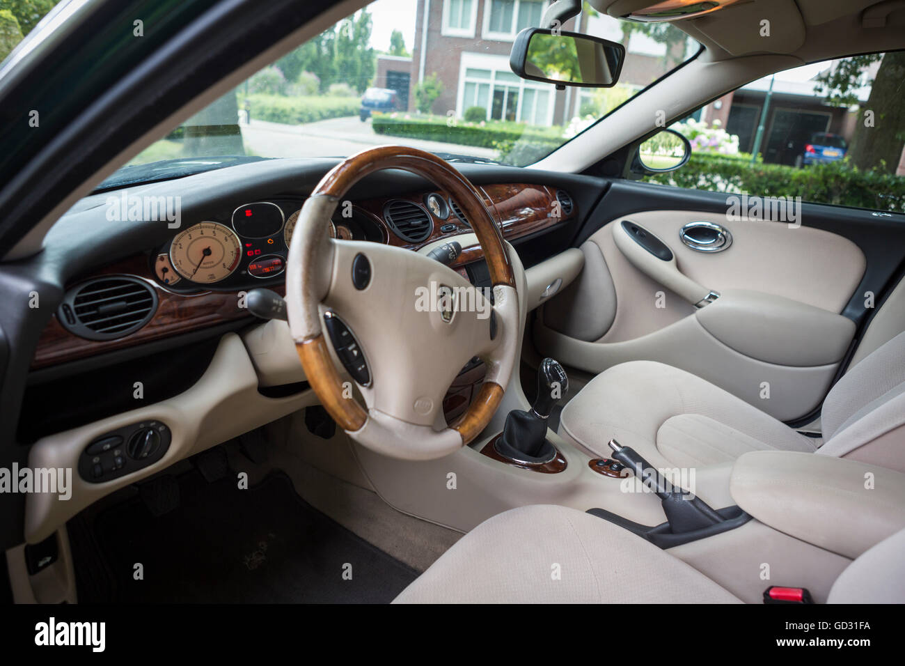 Rover 75 car interior with a walnut dashboard color green Stock Photo