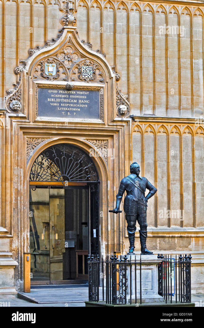UK Oxford Divinity School And Statue Earl Of Pembroke Stock Photo