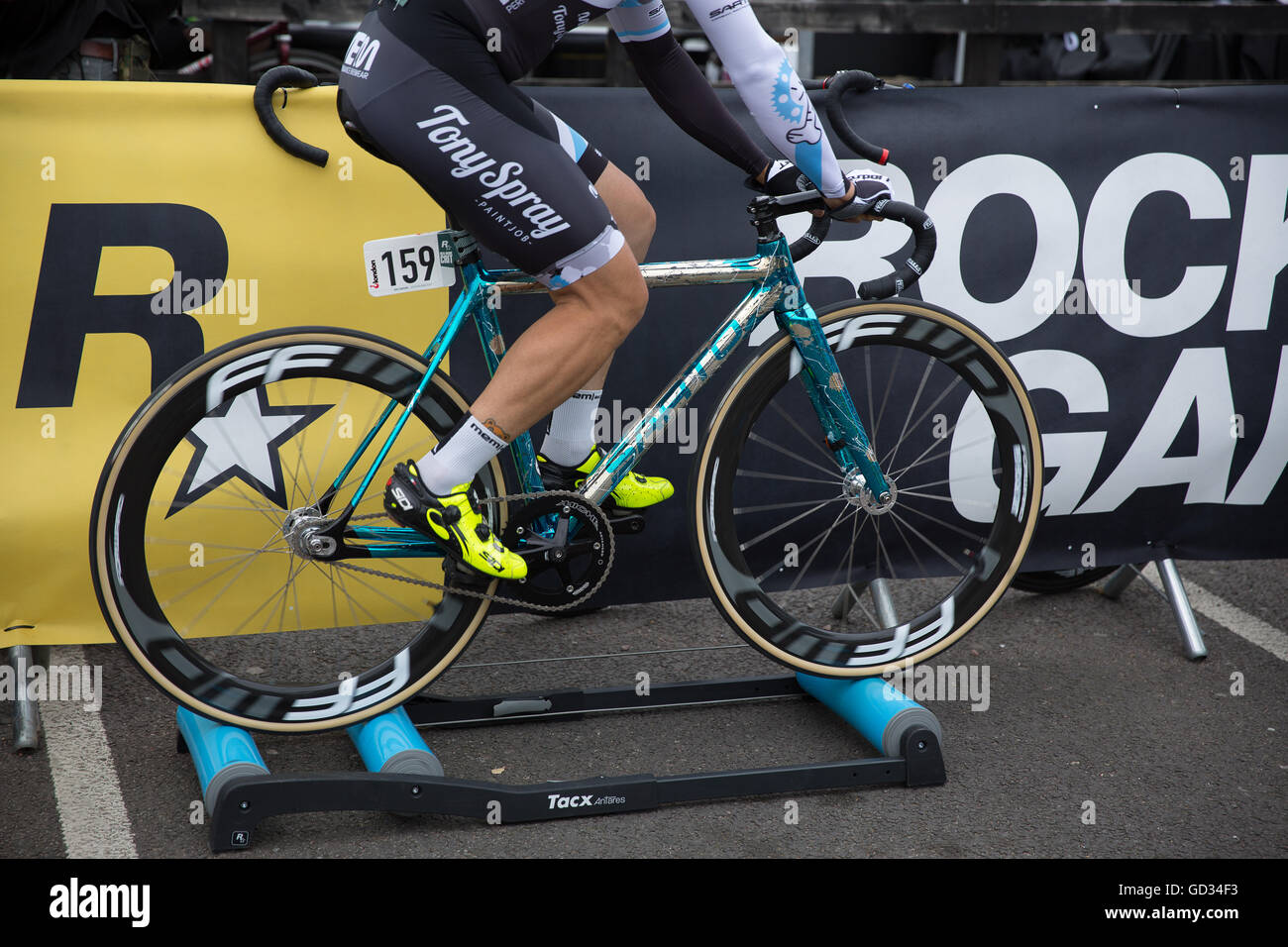 Cyclist warming up on the tacx rs prior to the Hook Criterium London 2016 Cycling Crit at Greenwich Peninsula Fixie Photo - Alamy
