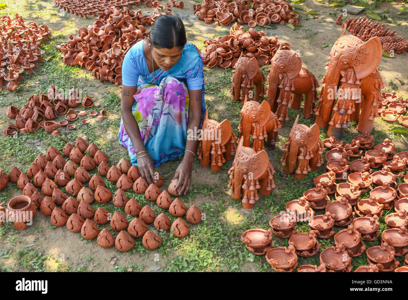 Woman with terracotta statue, kondagaon village, bastar, chhattisgarh, india, asia Stock Photo