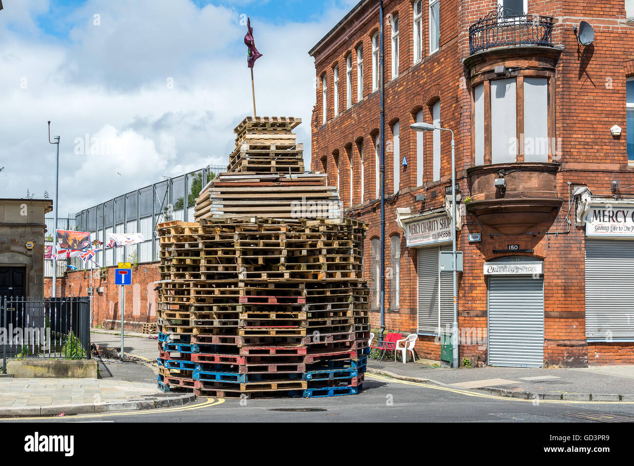 Wooden pallet bonfire hires stock photography and images Alamy