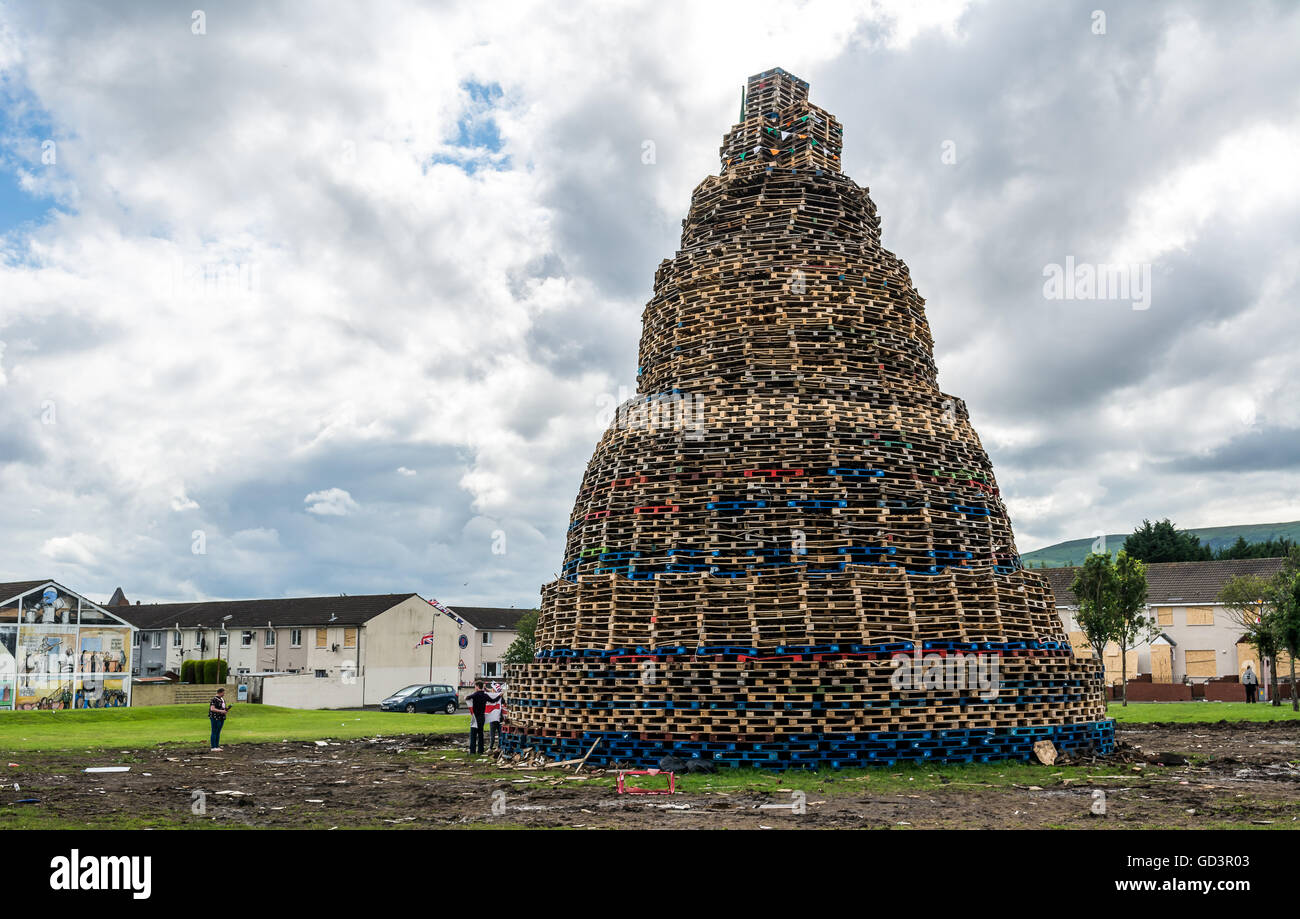 Belfast, UK. 11th July, 2016. Loyalist bonfire in Lower Shankill area of North Belfast. Credit:  DMc Photography/Alamy Live News Stock Photo