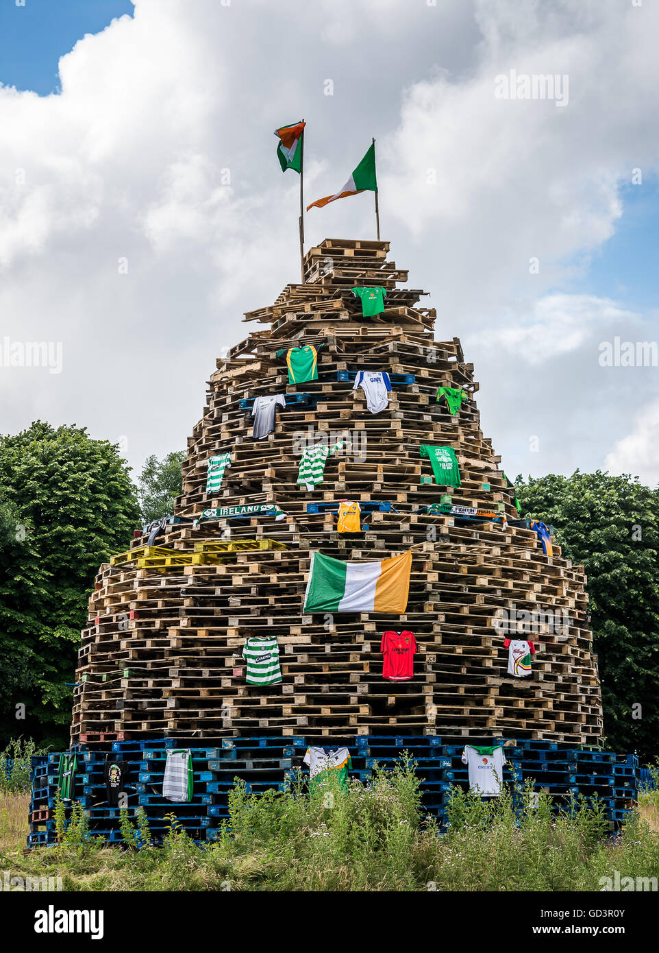 Belfast, UK. 11th July, 2016. Loyalist bonfire in Tigers Bay area of North Belfast. Credit:  DMc Photography/Alamy Live News Stock Photo