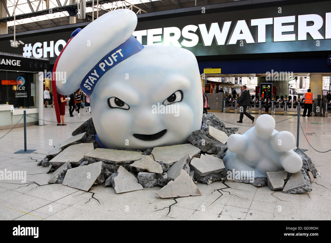 Giant marshmallow man from ghostbusters hires stock photography and