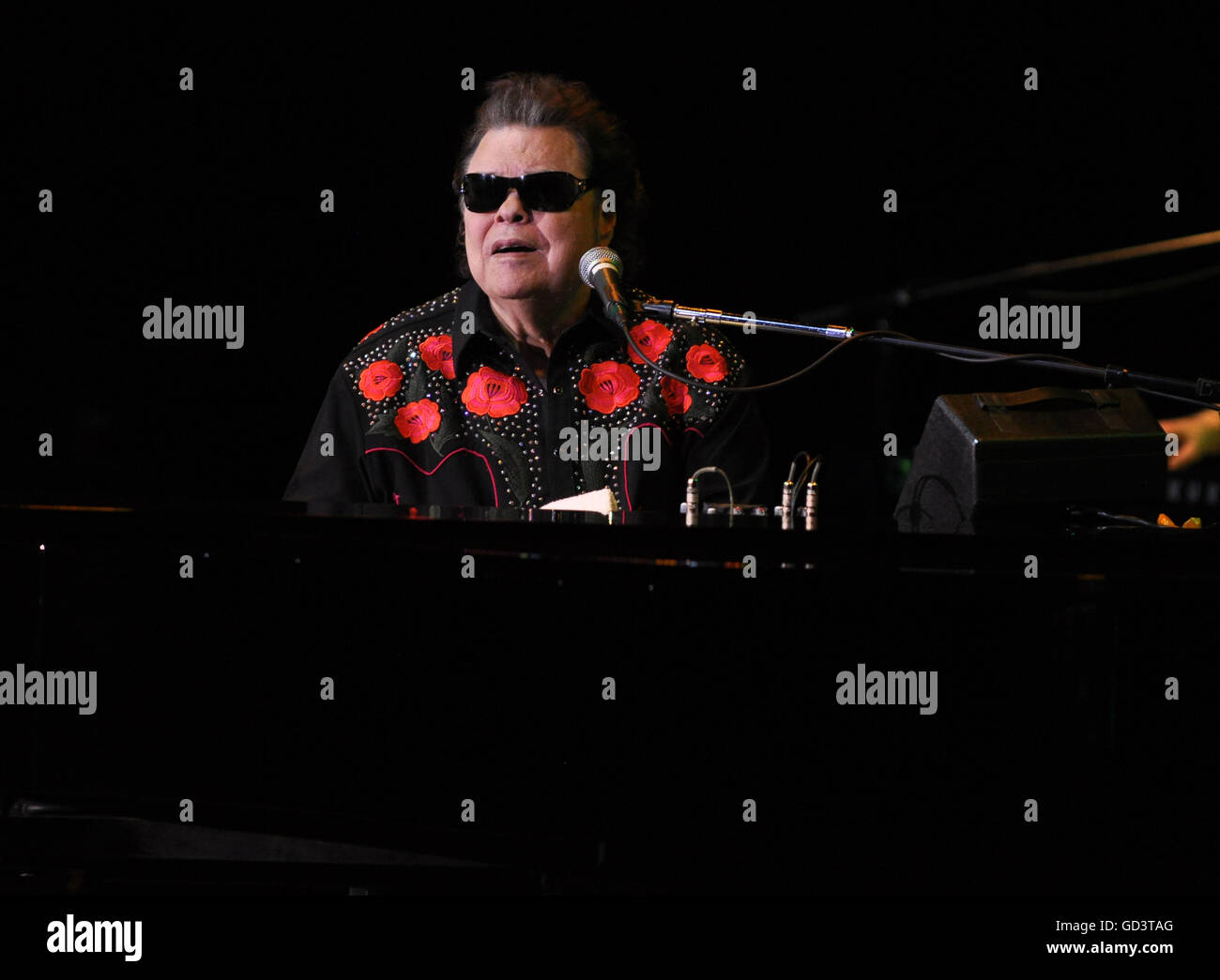 Emporia, Virginia, USA. 6th Feb, 2016. Country singer RONNIE MILSAP performing at the Greensville Performing Arts Center. © Tina Fultz/ZUMA Wire/Alamy Live News Stock Photo