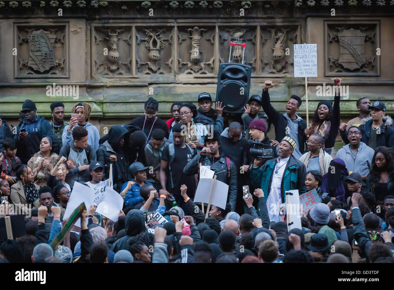Manchester, UK. 11th July, 2016. Speakers stand in support for Black Lives Matter, Albert Square, Manchester. Credit:  Andy Barton/Alamy Live News Stock Photo