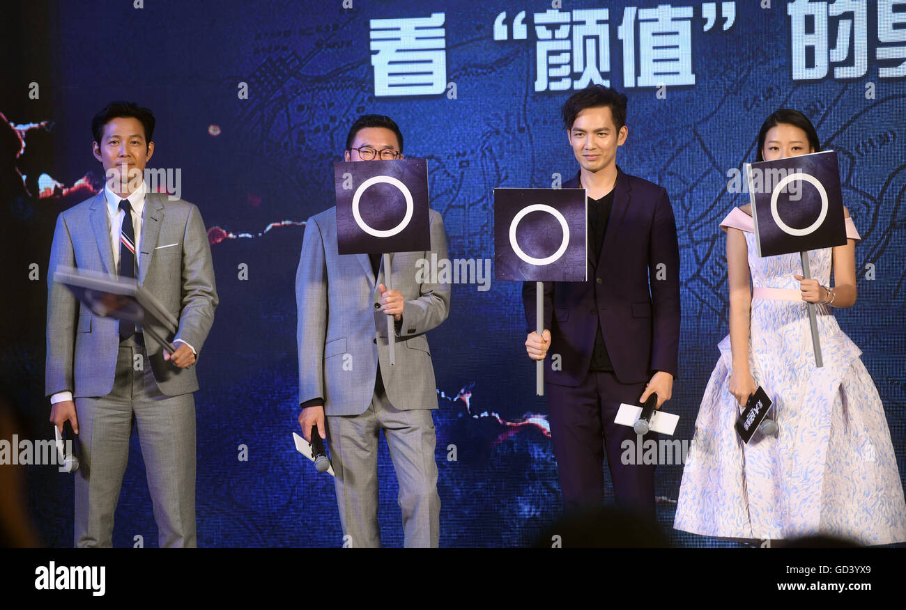 Beijing, China. 12th July, 2016. Director Li Jun (2nd L), actor Wallace Chung (2nd R), actor Lee Jung Jae (1st L) and actress Lang Yueting attend a press conference for the premiere of their new movie Tik Tok in Beijing, capital of China, July 12, 2016. The movie will be released on July 15 in China. © Jin Liangkuai/Xinhua/Alamy Live News Stock Photo