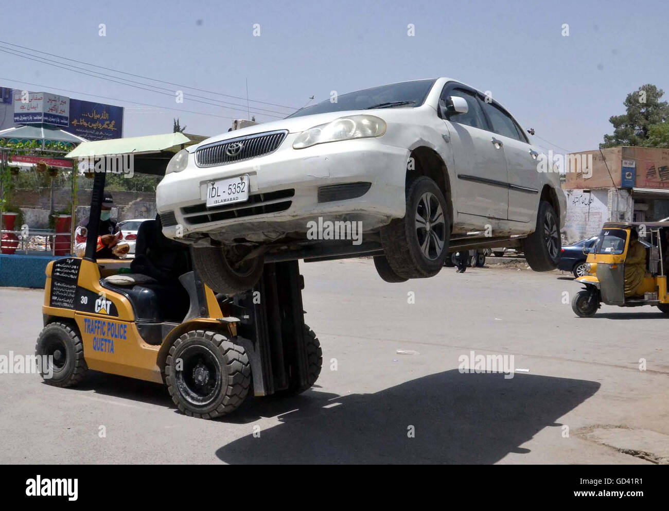 Traffic police car lifter lifts hires stock photography and images Alamy