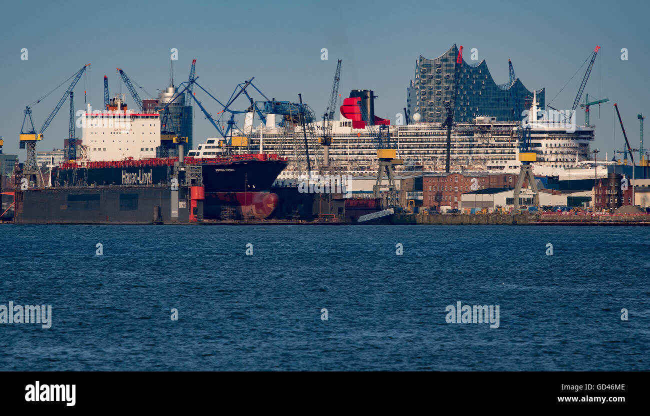 Hamburg, Germany. 7th June, 2016. The Cotainer freighter Montral Express and the cruise ship Queen Mary 2 dock in the port of Hamburg in front of the Elbphilharmonic hall in Hamburg, Germany, 7 June 2016. Photo: Axel Heimken/dpa/Alamy Live News Stock Photo