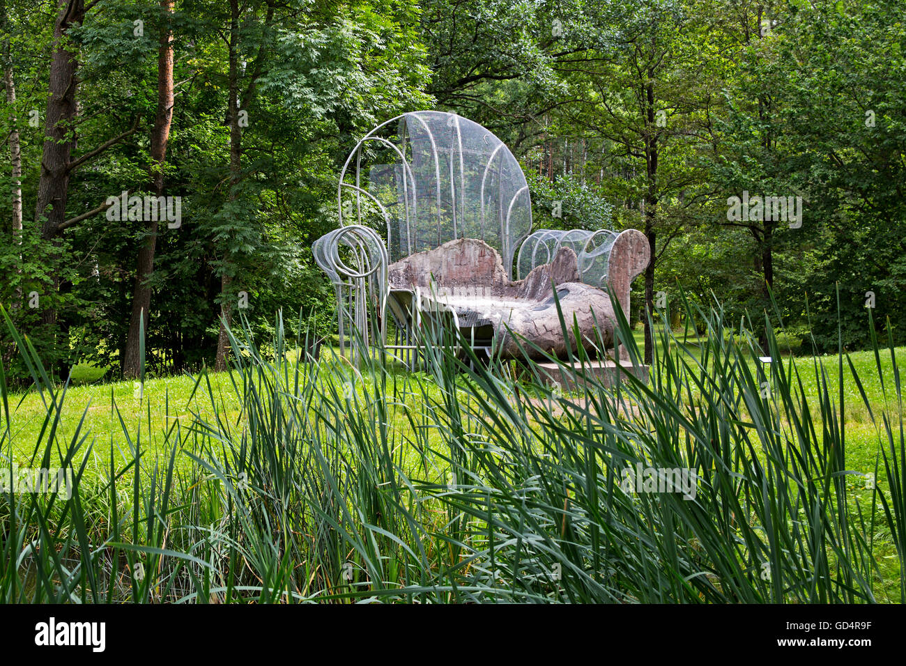 fine arts, Oppenheim, Dennis, sculpture: "Chair-Pool", Europos parkas, Vilnius, Lithuania, Artist's Copyright has not to be cleared Stock Photo