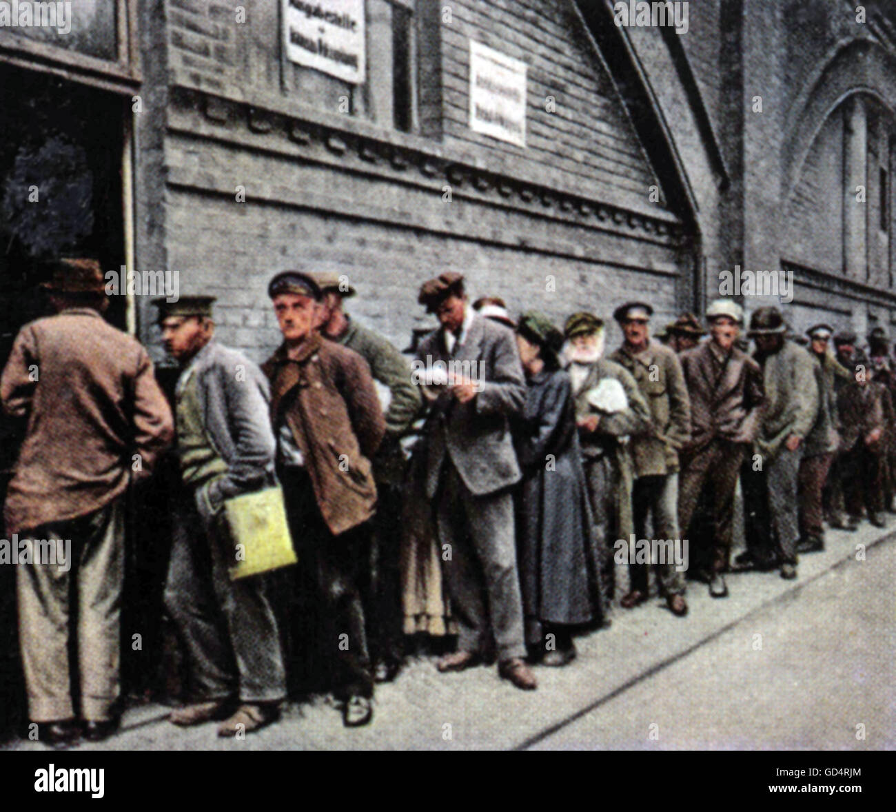 Demobilization 1918 - 1923, impoverishment, waiting line in front of a municipal people's eating house, September 1921, coloured photograph, cigarette card, series 'Die Nachkriegszeit', 1935, Additional-Rights-Clearences-Not Available Stock Photo