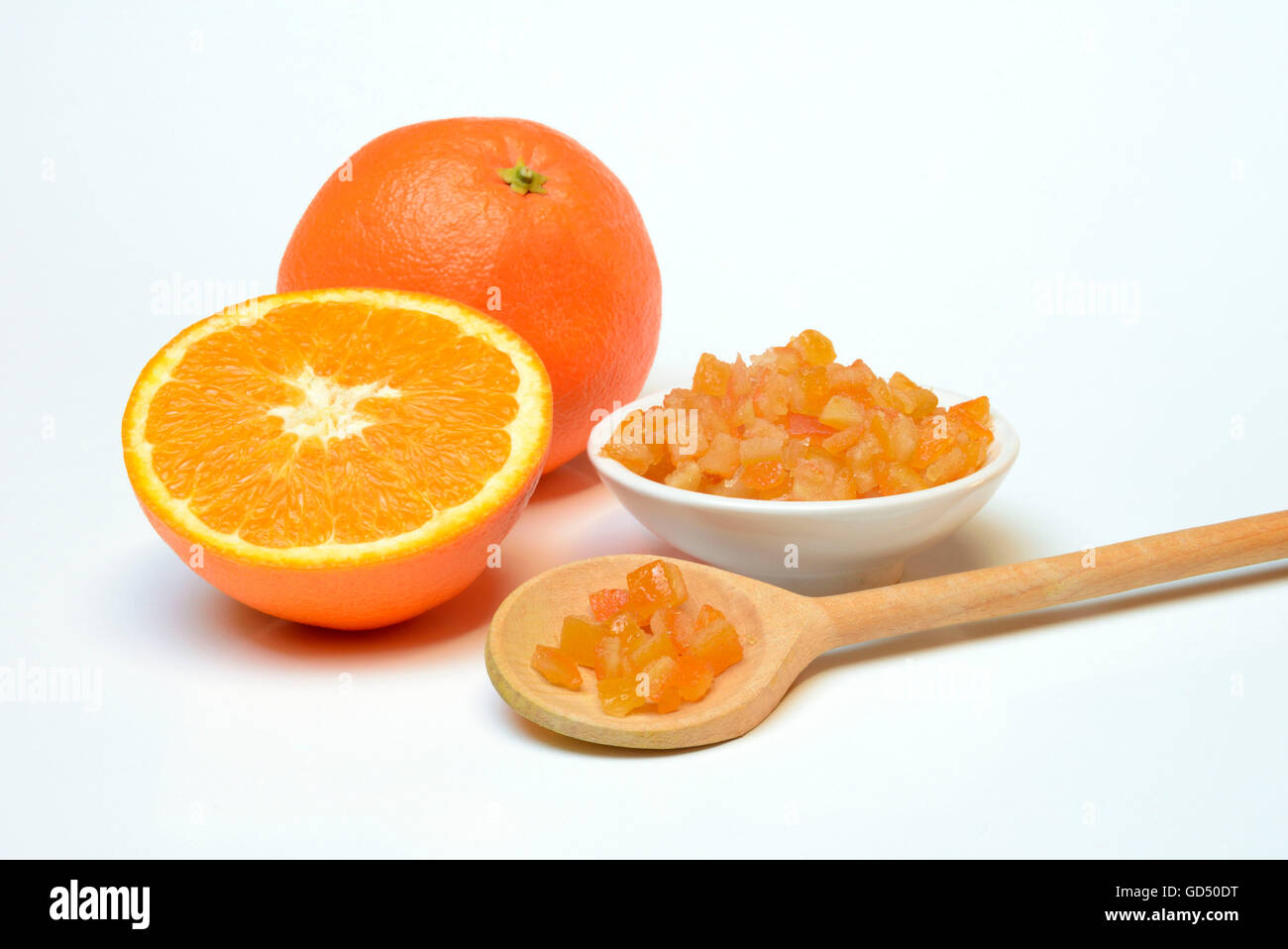 Orangeat, kandierte Orangenschalenwuerfel mit Orange, halbiert Stock Photo