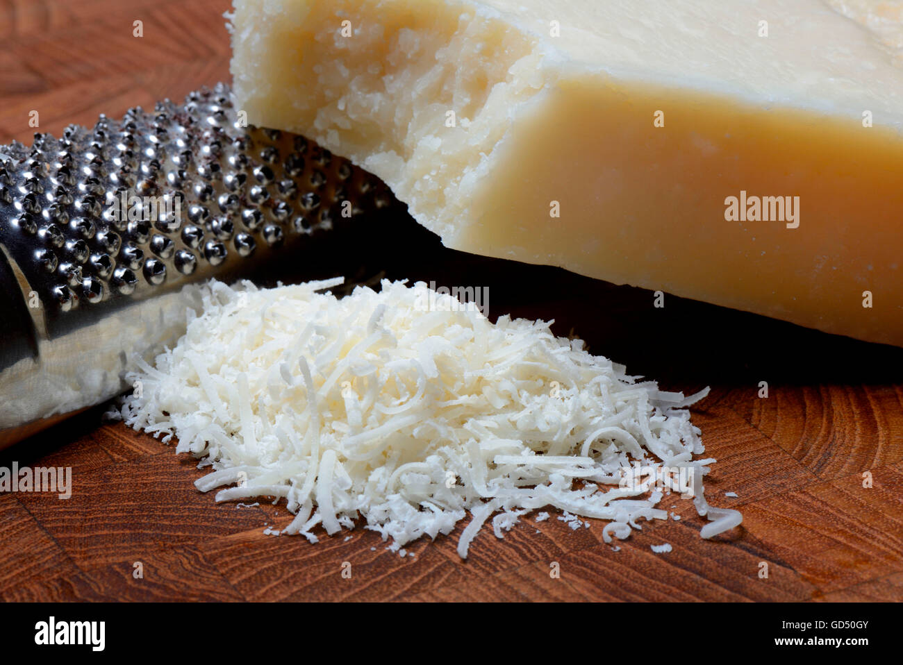 geriebener Parmesankaese und Stueck Parmesan-Kaese, Parmigiano Reggiano Stock Photo