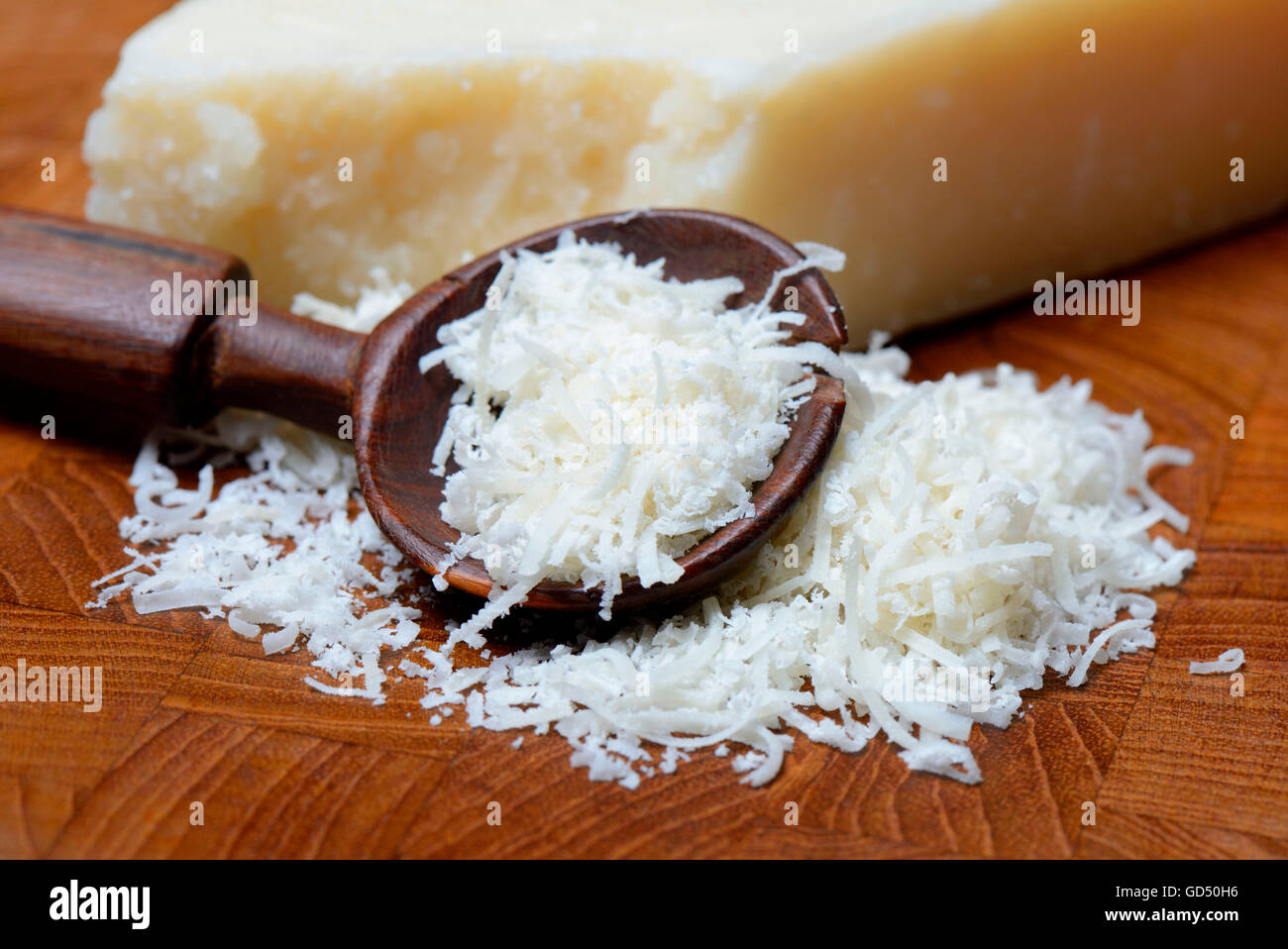 geriebener Parmesankaese und Stueck Parmesan-Kaese, Parmigiano Reggiano Stock Photo