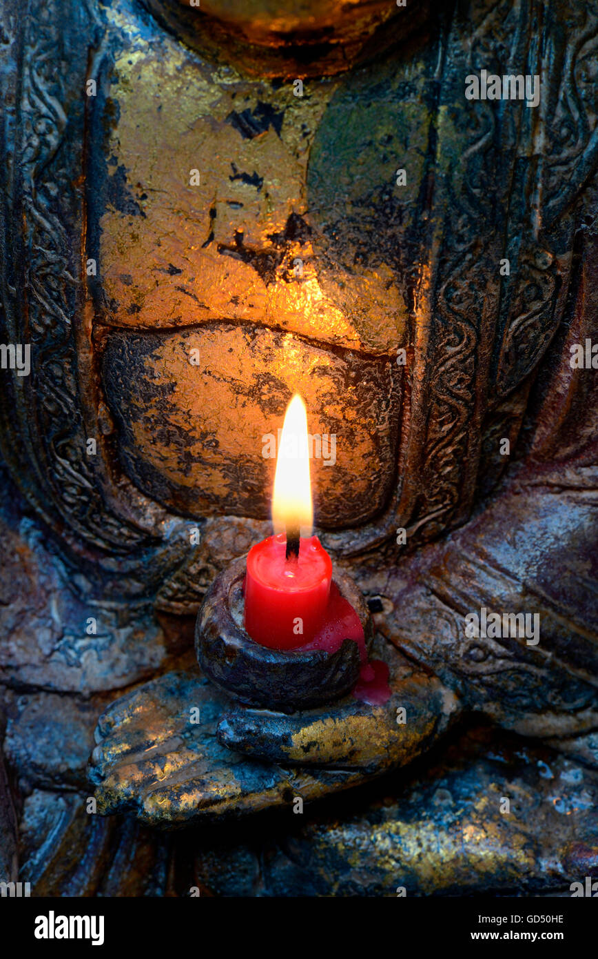 Brennende Kerze Mit Buddhafigur Stock Photo Alamy