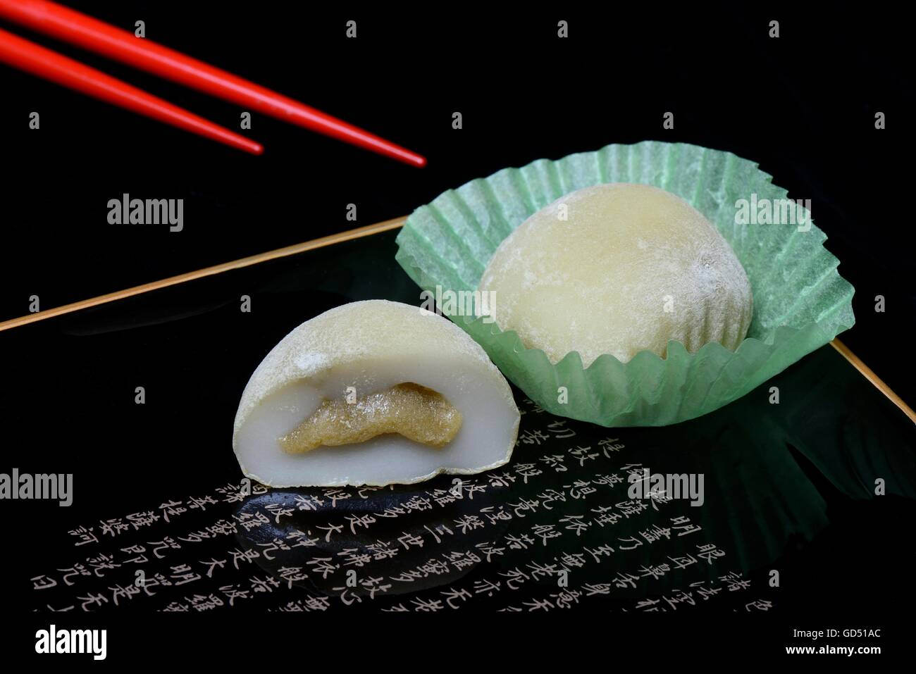Mochi mit Essstaebchen, Japanischer Klebreiskuchen mit Gruener Tee-Geschmack, asiatische Suesswarenspezialitaet Stock Photo