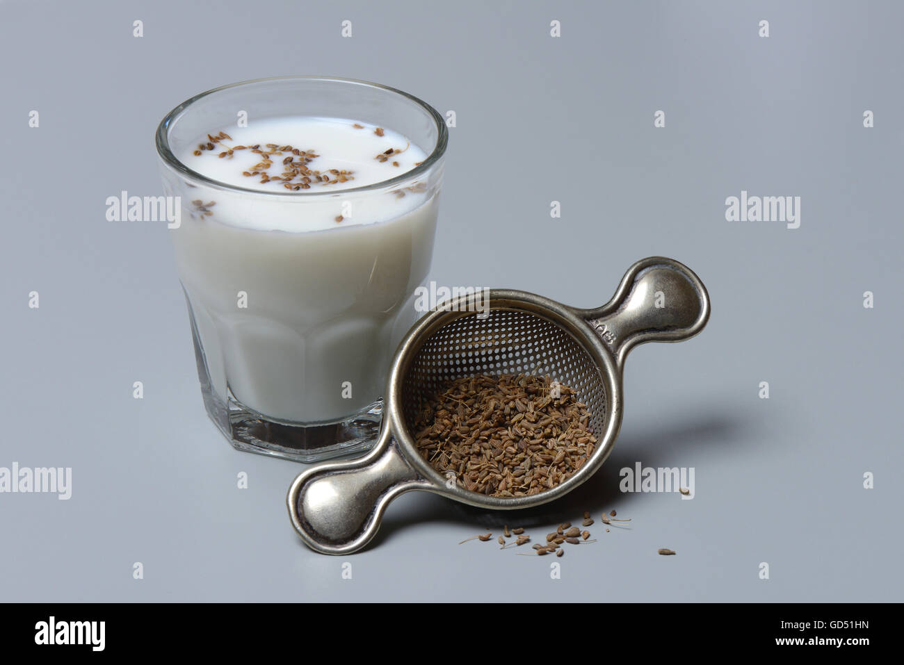 Anismilch in glas und anissamen hi-res stock photography and images - Alamy
