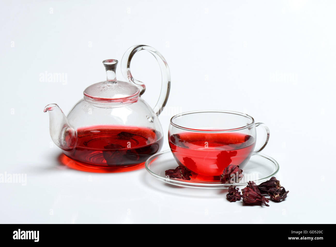 Malventee in Glas und getrocknete Blueten und Teekanne, Hibiskustee,  Hibiscus sabdariffa Stock Photo - Alamy