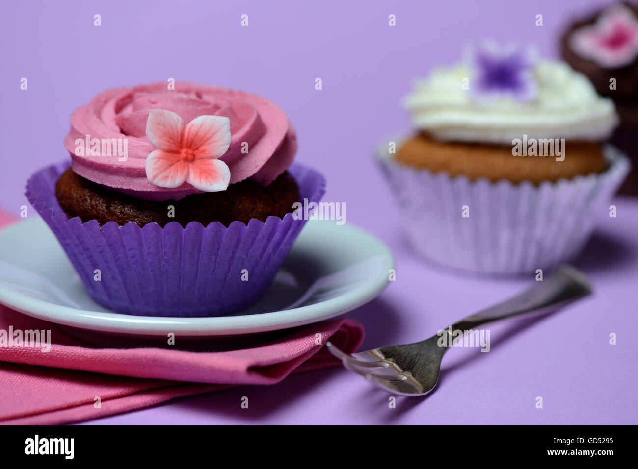 Cupcake auf teller hi-res stock photography and images - Alamy