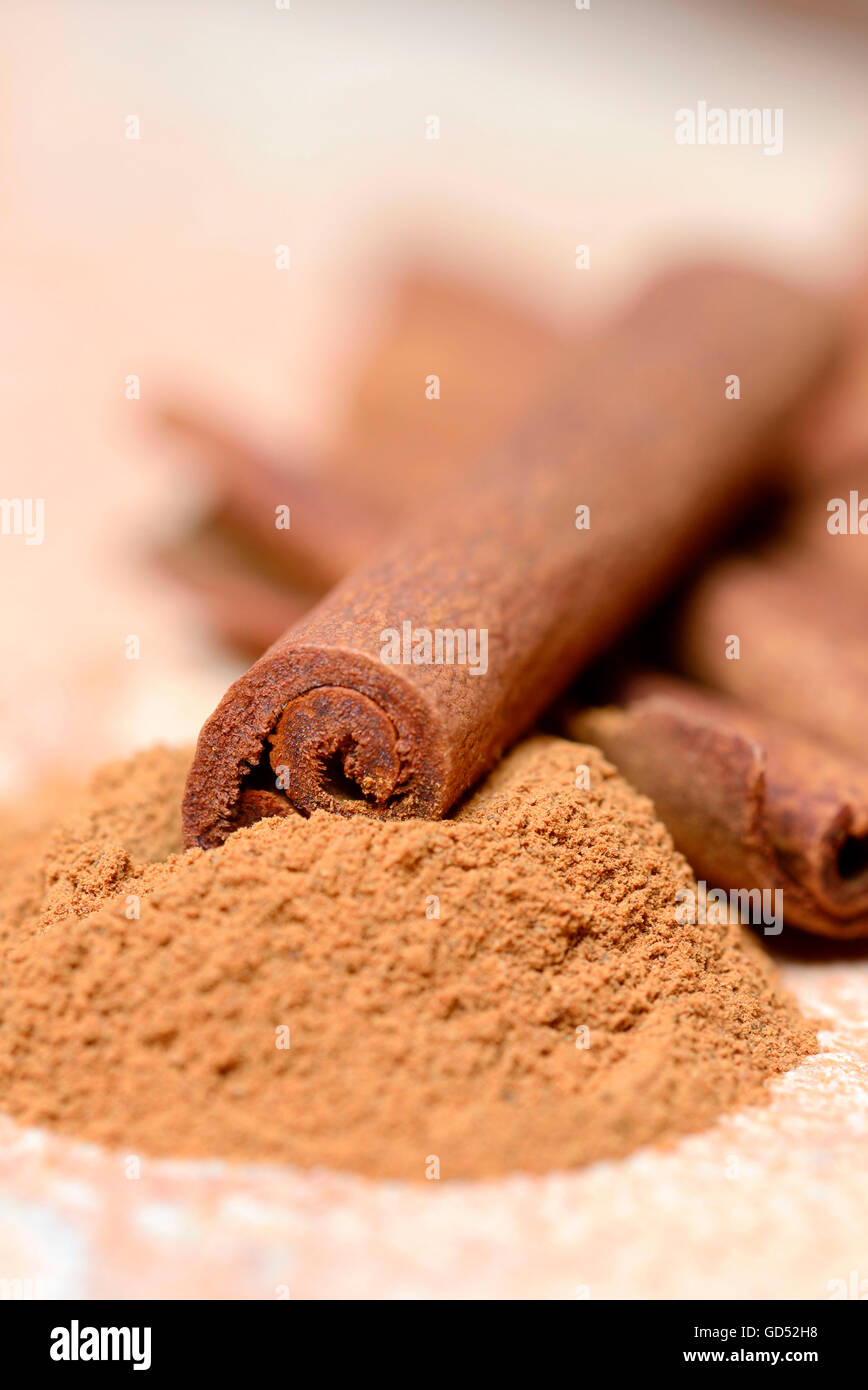Cinnamon sticks, Cinnamon powder / (Cinnamomum spec Stock Photo Alamy