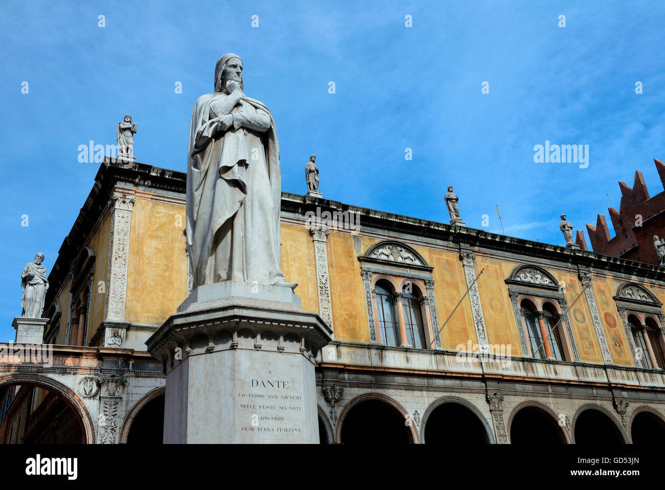 Dante-Statue, Piazza dei Signori, Altstadt, Verona, Venetien, Provinz Verona, Italien, Dante Alighieri, Dante Allighieri Stock Photo