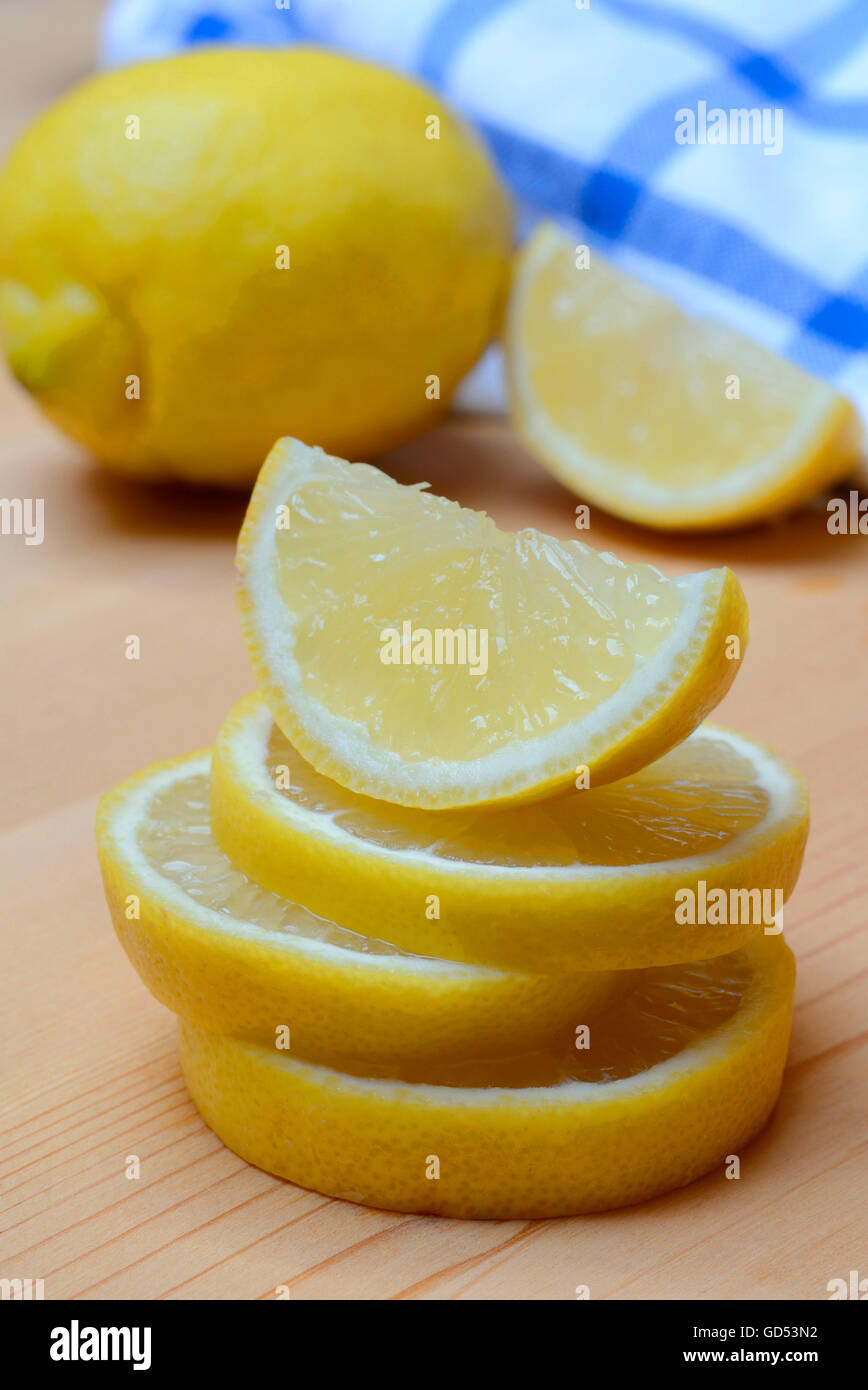 Zitrone / (Citrus limon) Scheibe, Scheiben, Viertel, geviertelt Stock Photo