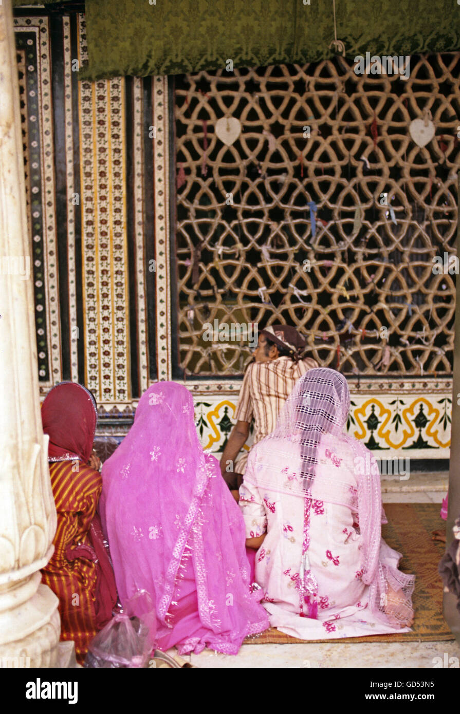 Women praying at Dargah Stock Photo